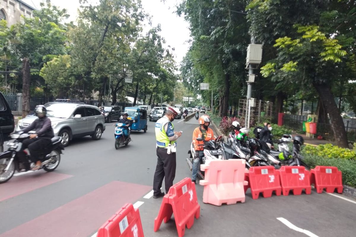 Penutupan Jalan Lapangan Banteng Utara akibat adanya aksi demo oleh PA 212 di depan Kantor Kementerian Agama, Jumat (4/3/2022).