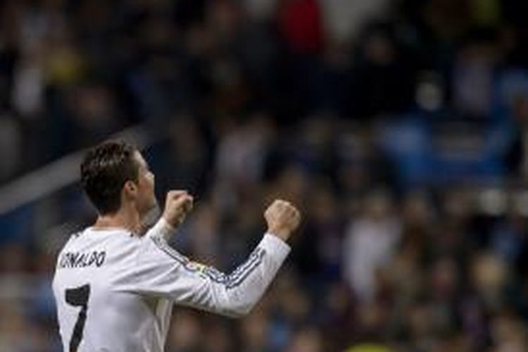 Pemain Real Madrid, Cristiano Ronaldo, melakukan selebrasi setelah mencetak gol ke gawang Celta Vigo pada lanjutan La Liga di Santiago Bernabeu, Senin (6/1/2014). Ronaldo cetak dua gol dan Madrid menang 3-0.