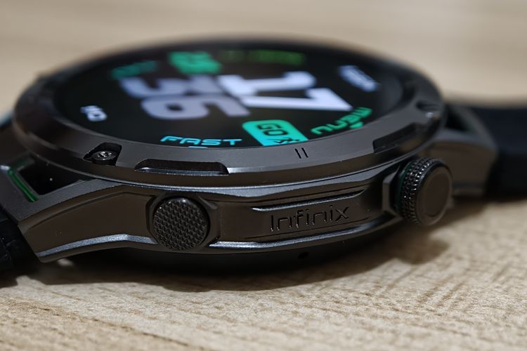 Tombol navigasi yang ada di bingkai bodi kanan Infinix GT Watch 5 Pro.