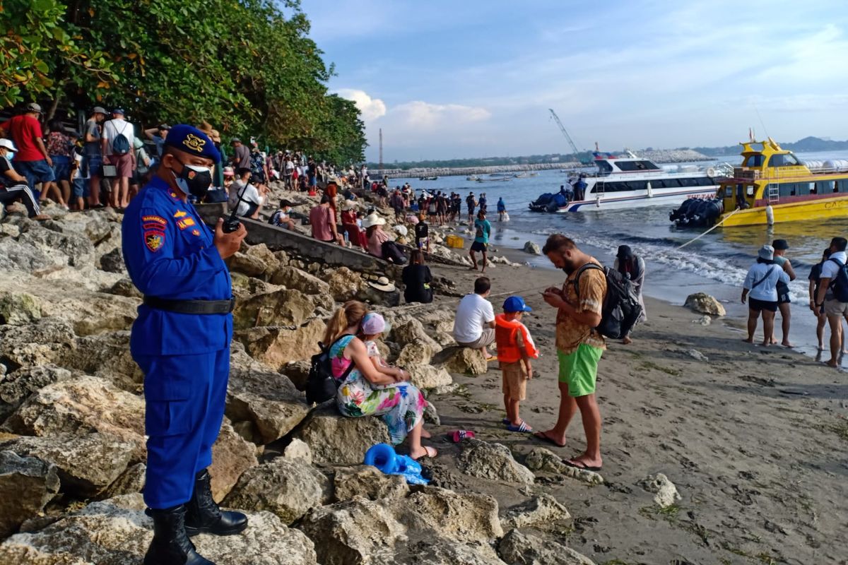 Some ferries docking at Pantai Sanur in Denpasar. 