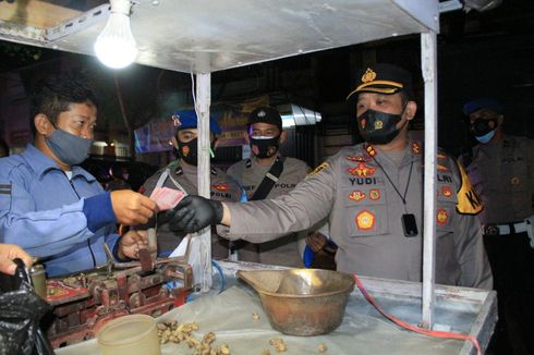 Polisi di Kediri Borong Dagangan Pedagang Saat Patroli PPKM Level 4