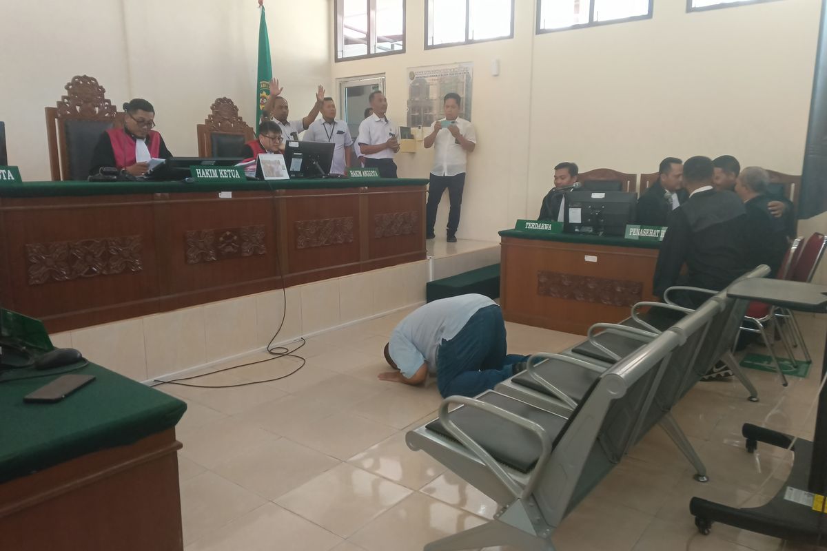 Mantan Bupati Langkat, Terbit Rencana Perangin-angin sujud syukur usai mendengarkan vonis bebas kasus tindak pidana perdagangan orang (TPPO) di Pengadilan Negeri Stabat, Senin (8/7/2024)