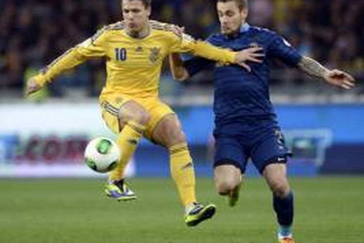 Gelandang Ukraina, Andriy Yarmolenko (kiri), mendapat pengawalan ketat dari bek Perancis, Mathieu Debuchy (kanan), pada laga play-off Piala Dunia 2014 di Stadion Olympic, Kiev, Jumat (15/11/2013).