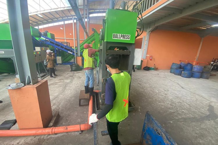 Tempat Pengolahan Sampah Terpadu (TPST) Santiong di Kelurahan Cipageran, Kecamatan Cimahi Utara, Kota Cimahi, Jawa Barat, Senin (22/4/2024).