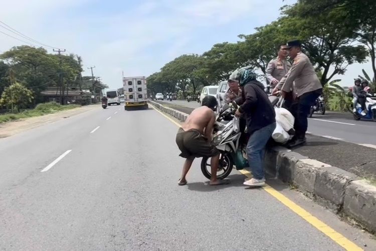 Aksi Polisi Indramayu Gotong Motor Pemudik yang Bocor Ban di Jalur Pantura