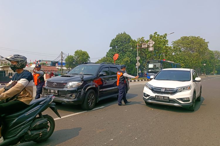 Uji coba razia emisi kendaraan di Jalan Perintis Kemerdekaan, Pulogadung, Jakarta Timur, Jumat (25/8/2023).