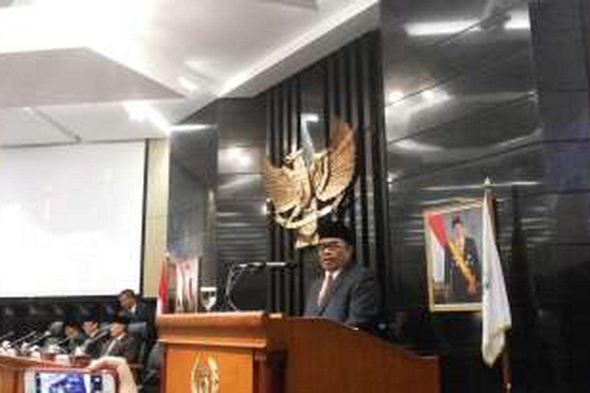 Pelaksana Tugas (Plt) Gubernur DKI Jakarta Sumarsono saat memperkenalkan dirinya ke anggota DPRD. Perkenalan dilakukan sebelum dimulainya rapat paripurna penyampaian hasil reses anggota DPRD, di Gedung DPRD DKI, Jumat (28/10/2016).