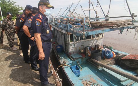 Indonesian Maritime Forces Nab Vietnamese Squid Poaching Vessels