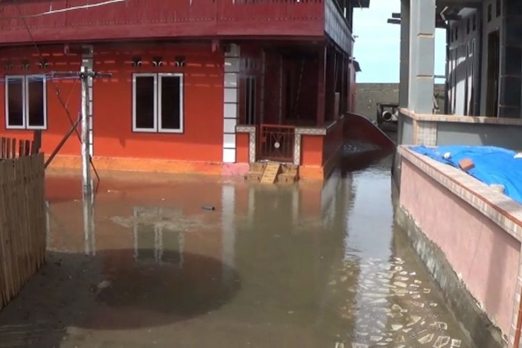 Gelombang Tinggi Tinggi 4 Meter Obrak-Abrik Tanggul dan Pemukiman Warga Polewali