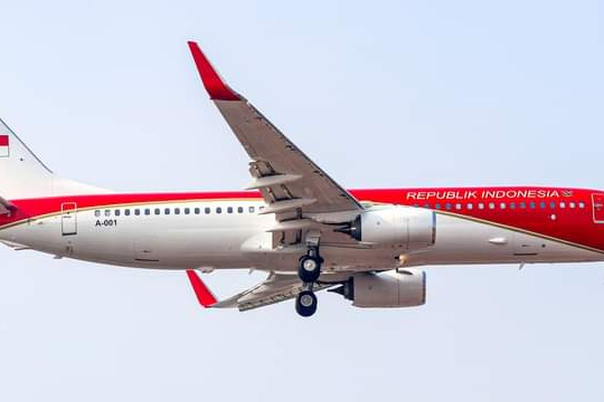 Pesawat Boeing 737-8U3 yang menjadi pesawat Kepresidenan RI dengan cat merah putih