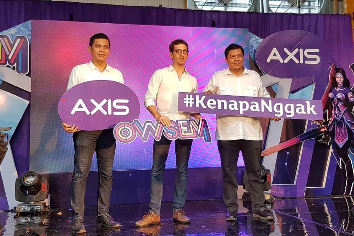 (ki-ka) Group Head WEST Region XL Axiata, Francky Rinaldo Pakpahan, Group Head  Youth Segment XL Axiata, Alfons Eric Bosch Sansa dan Group Head Sales Greater Medan XL Axiata , Horas Lubis dalam acara peluncuran paket AXIS OWSEM terbaru dengan Unlimited Gaming di Medan, Kamis (9/5).