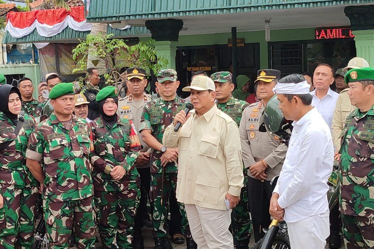 Menteri Pertahanan (Menhan) RI Prabowo Subianto membagikan puluhan sepeda motor dinas untuk operasional para Bintara Pembina Desa (Babinsa) TNI Angkatan Darat di Koramil 0912 Lembang, Kodim 0609, Kabupaten Bandung Barat, Jumat (16/6/2023).