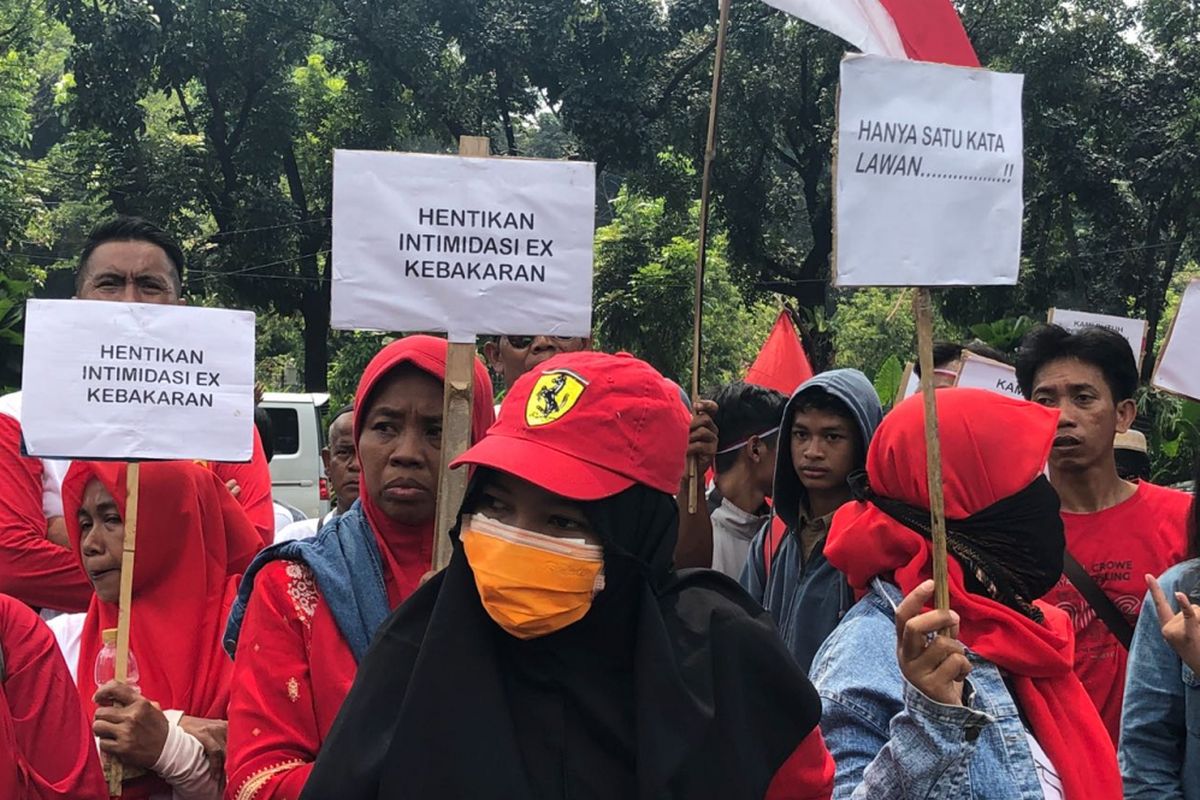 Korban kebakaran di Taman Kota, Jakarta Barat, berunjuk rasa di depan Balai Kota DKI, Rabu (2/5/2018).  Mereka menolak jika harus direlokasi ke rumah susun.