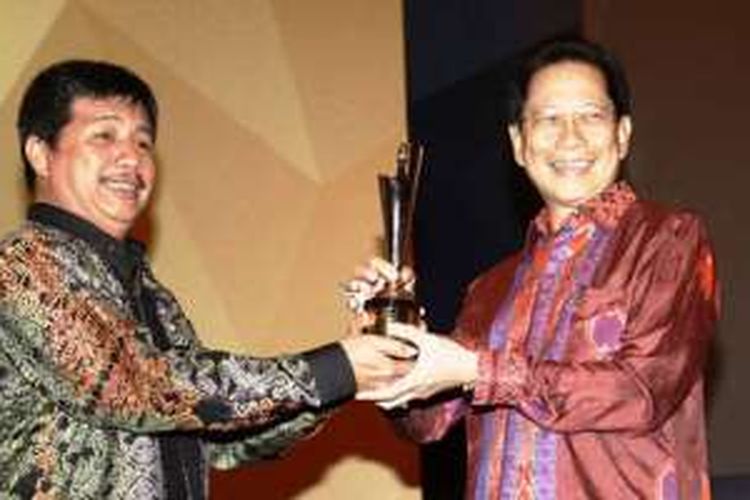 LIFETIME ACHIEVEMENT - Presiden Direktur PT Bank Central Asia Tbk (BCA) Jahja Setiaatmadja (kanan) menerima penghargaan Lifetime Achievement dalam Obsession Award 2016 yang diserahkan CEO dan Chairman Obsession Media Group Usamah Hisyam (kiri) di Jakarta (2/3). Penghargaan ini diberikan atas dedikasi, dan inspirasinya bagi perusahaan, negara, lingkungan sekitar, dan khalayak luas.