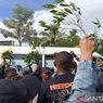 Masyarakat Suku Sentani Sambut Jenazah Lukas Enembe dengan Hela-Hili