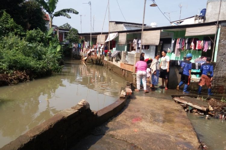 Kondisi tanggul yang jebol di RT 03/RW 06 Kelurahan Jatipadang, Pasar Minggu, Jakarta Selatan, Jumat (20/10/2017).