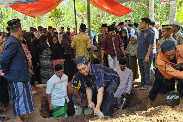 Prosesi pemakaman tiga korban kecelakaan bus Handoyo di Tol Cipali, Sabtu (16/12/2023). Tiga korban asal Kabupaten Magelang, Jawa Tengah, itu merupakan pasangan suami istri dan cucunya.
