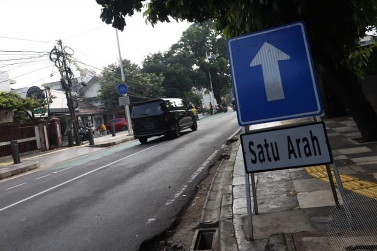 Uji coba sistem satu arah berlaku di Jalan Cikajang, Jakarta Selatan.