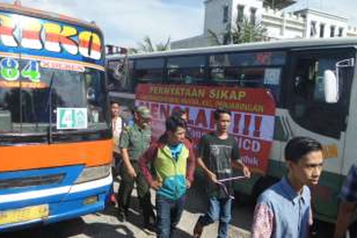 Selasa (3/5/2016), ratusan warga Luar Batang, Penjaringan, Jakarta Utara mempersiapkan diri melakukan aksi massa di depan Balai Kota dan KPK