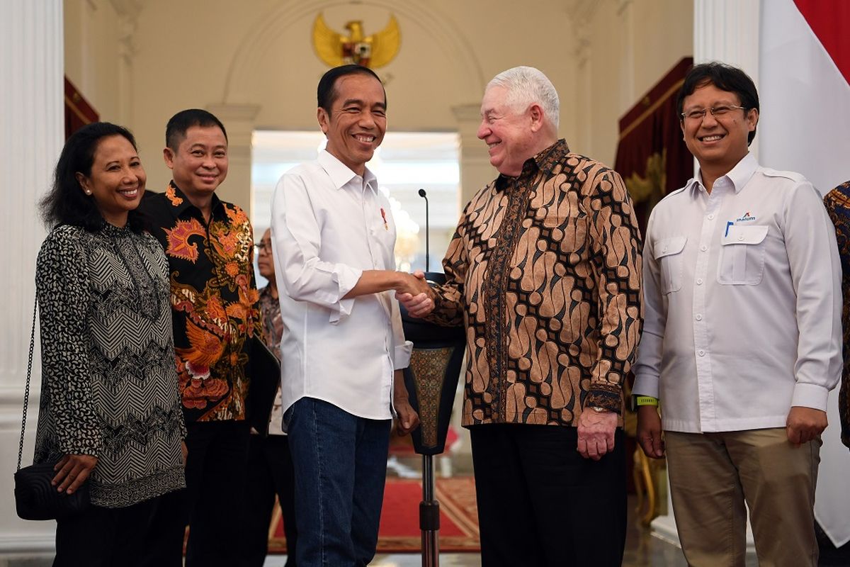 Presiden Joko Widodo (tengah) berjabat tangan dengan CEO Freeport McMoRan Richard Adkerson (kedua kanan) disaksikan Menteri BUMN Rini Soemarno (kiri), Menteri ESDM Ignasius Jonan (kedua kiri) dan Direktur Utama PT Indonesia Asahan Alumunium (Inalum) Budi Gunadi Sadikin seusai memberikan keterangan terkait pelunasan divestasi PT Freeport Indonesia di Istana Merdeka, Jakarta, Jumat (21/12/2018).  Presiden mengumumkan pelunasan divestasi PT Freeport Indonesia dengan membayarkan 3,85 miliar dolar AS atau sekitar Rp56 triliun melalui PT Inalum sehingga telah resmi menjadi milik Indonesia. ANTARA FOTO/Wahyu Putro A/hp.