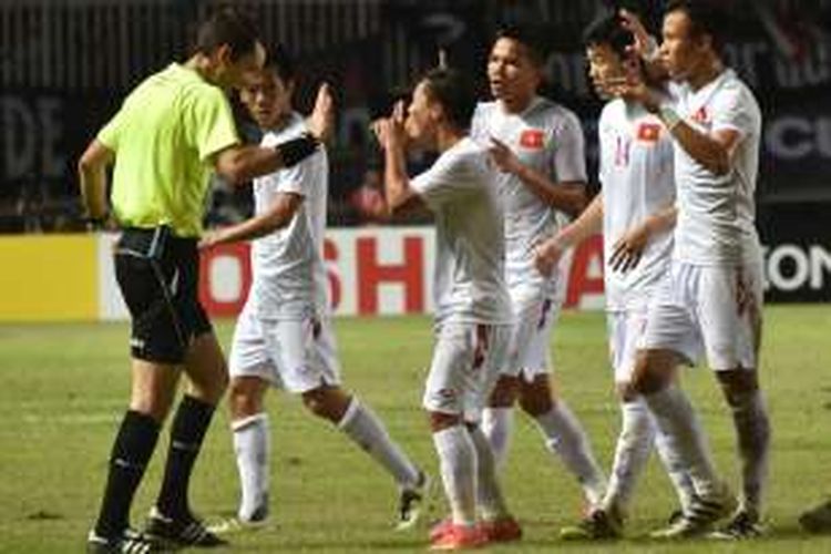Pemain Vietnam memprotes wasit dalam leg pertama semifinal Piala AFF 2016 melawan Indonesia, di Stadion Pakansari, Cibinong, Jawa Barat, Sabtu (3/12/2016). Indonesia menang 2-1.