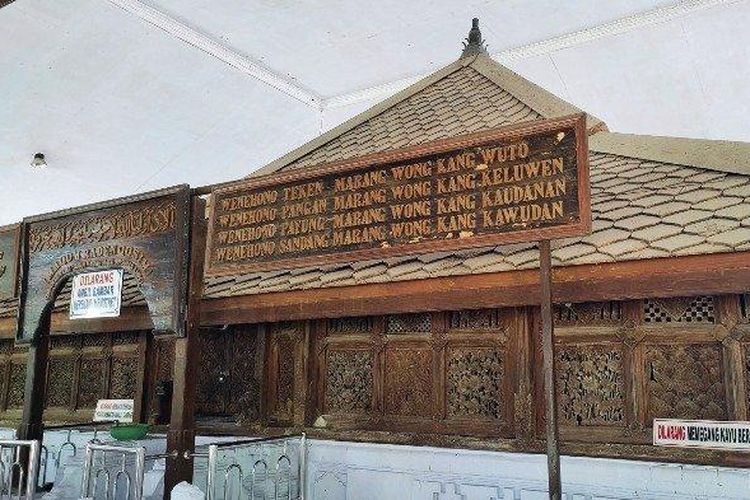 Ukiran tentang ajaran Catur Piwulang di area ziarah kompleks Makam Sunan Drajat Lamongan, Jawa Timur.
