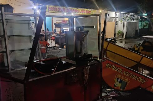 Diduga Salah Injak Pedal Rem, Lansia Tabrak 5 Gerobak Pedagang di Bekasi Jaya