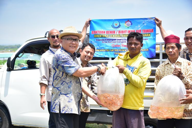 Penyerahan benih ikan nila secara simbolis dari BNPT dan Kementerian KP kepada Mitra Deradikalilasi (Mitra Derad) di Boyolali, Jawa Tengah, Jumat (4/10/2024)