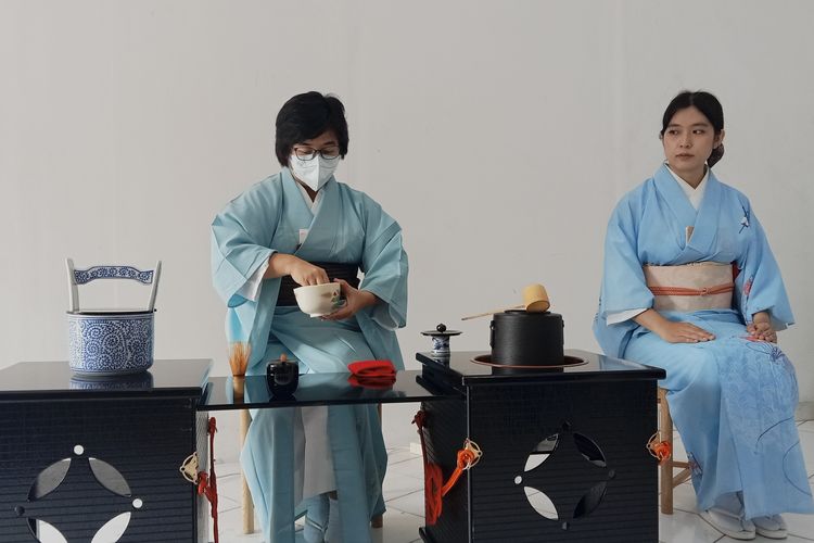  Chanoyu, upacara minum teh secara tradisional di Jepang pada saat acara Jak Japan Matsuri 2023, di Jakarta Internasional Expo Kemayoran, Minggu (19/11/2023). 