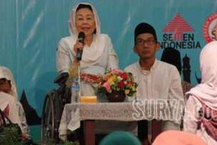 Shinta Nuriyah, istri almarhum KH Abdurrahman Wahid, saat menjadi pembicara di hadapan ratusan anak yang berkumpul di Wisma A Yani, Gresik, Jumat (1/8/2016) petang.