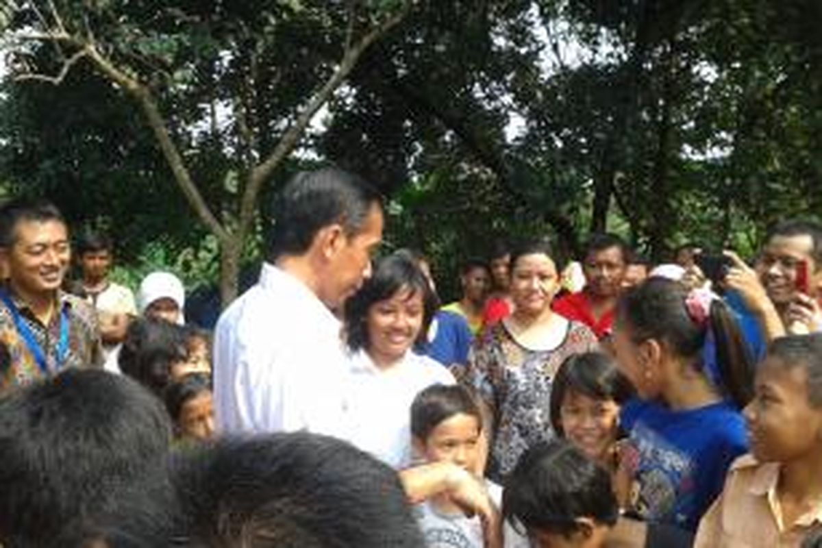 Gubernur DKI Jakarta Joko Widodo saat mendapat sambutan dari warga Pondok Rangon, Cipayung, Jakarta Timur, Rabu (19/3/2014)