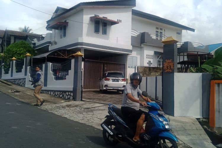 Komisi Pemberantasan Korupsi (KPK), kembali menggeledah rumah Bupati Lingga, Alias Wello yang berada dibilangan Jalan Lingga, Sei Jang, Bukit Bestari, Tanjungpinang, Kepulauan Riau, Rabu (27/11/2019).