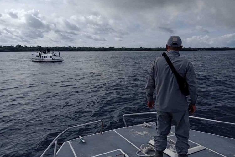 Tim SAR gabungan berhasil mengevakuasi Wakil Wali Kota Tual dan rombongan yang terombang ambing di laut setelah speedboat yang mereka tumpangi mengalami mati mesin di peraiaran maluku Tenggara, Sabtu (29/1/2022)