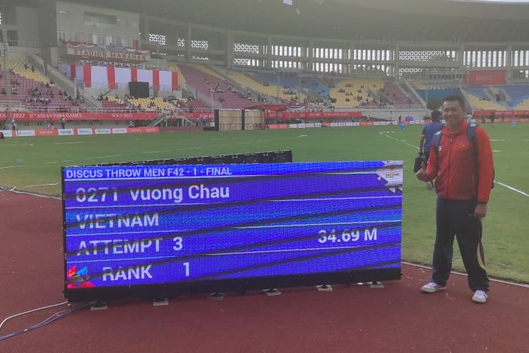 Vuong Chau berfoto di samping papan skor yang menunjukkan hasil lemparannya pada nomor lempar cakram ASEAN Para Games 2022 di Stadion Manahan, Solo, pada Rabu (3/8/2022).