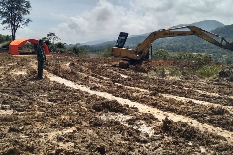 Proses penyiapan lahan hunian sementara (Huntara) bagi korban bencana banjir dan tanah longsor di Desa Marsada, Kecematan Sipirok, Kabupaten Tapanuli Selatan, Sumatera Utara pada Minggu (4/1/2026).