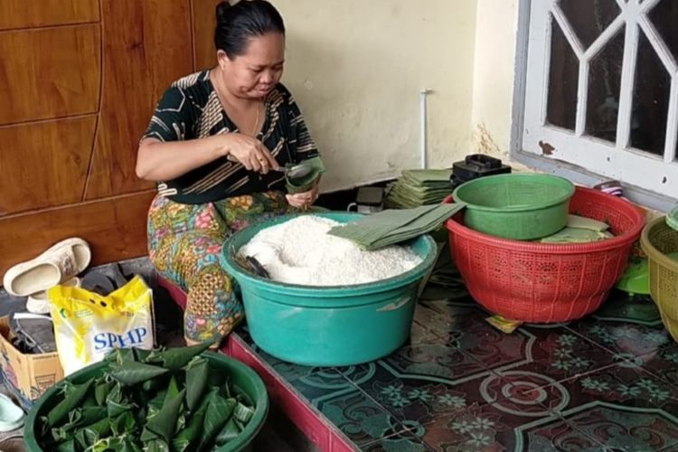 Salah satu pengrajin lontong saat membuat lontong di Kelurahan Punia, Kota Mataram, NTB, Jumat (8/3/2024).