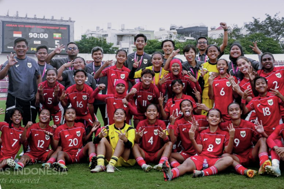 Selebrasi Timnas U19 putri Indonesia usai memastikan tempat ketiga di ASEAN U19 Girls Championship atau Piala AFF U19 putri 2025. Laga perebutan tempat ketiga Indonesia vs Myanmar digelar di Stadion Thong Nhat, Ho Chi Minh City, Vietnam, pada Rabu (18/6/2025) sore WIB.
