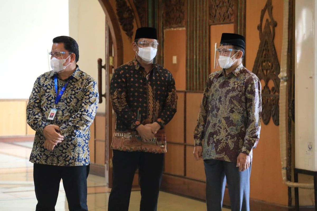 Wali Kota Semarang Hendrar Prihadi (tengah) dalam salah satu kesempatan.