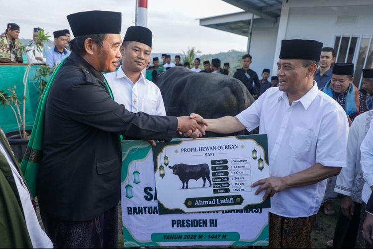 Gubernur Jateng Serahkan Sapi Kurban Seberat 906 Kg untuk Warga Huntara Tegal