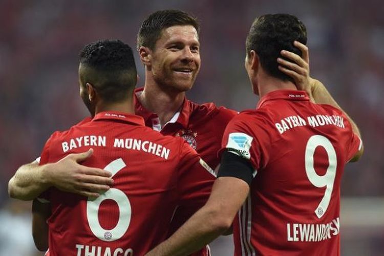 Gelandang Bayern Muenchen, Xabi Alonso, merayakan gol ke gawang Werder Bremen bersama rekan-rekannya di Allianz Arena, 26 Agustus 2016.