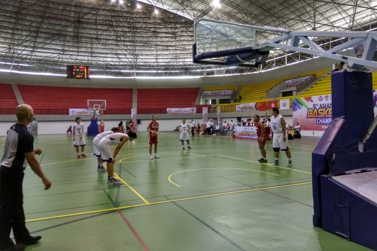 Kapten tim basket putri Indonesia, Faizzatus Shoimah, bersiap melakukan free throw pada pertandingan perebutan posisi ketiga melawan China di GOR Amongraga, Kamis (13/9/2018).