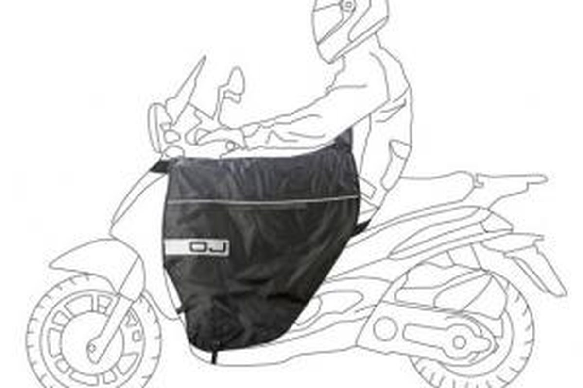 Leg Cover dari OJ Atmosphere melindungi kaki dan paha biker dari hujan dan angin.