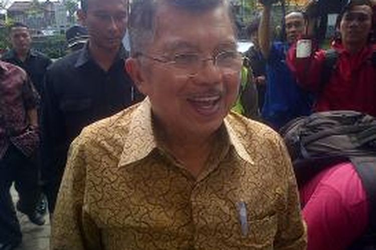Mantan Wakil Presiden Republik Indonesia Jusuf Kalla (JK) mengunjungi Lembaga Pemasyarakatan Sukamiskin, Jalan AH. Nasution Kota Bandung, Jumat (5/7/2013).
