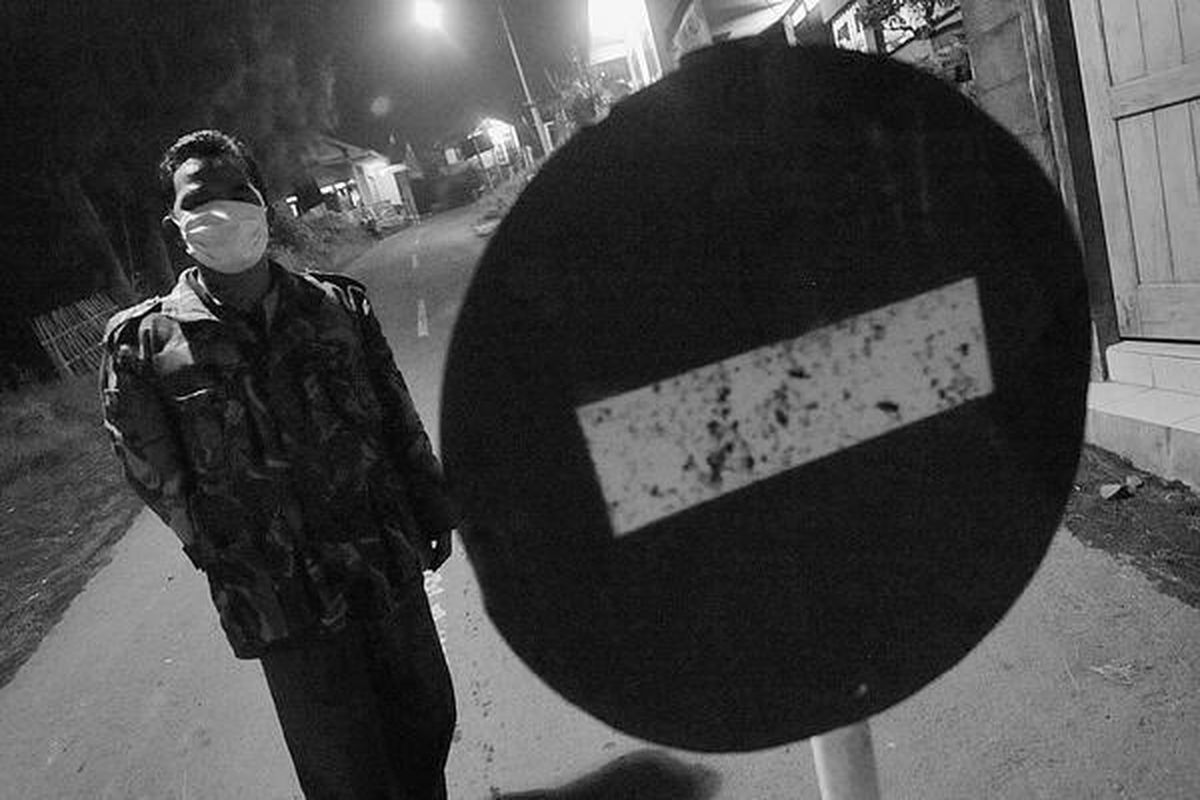 Petugas Taman Nasional Bromo Tengger Semeru berjaga di pos pintu masuk wisata Gunung Bromo di Desa Wonokitri, Kecamatan, Tosari, Kabupaten Pasuruan, Jawa Timur, Selasa (23/11). Pusat Vulkanologi dan Mitigasi Bencana Geologi menaikkan status Gunung Bromo menjadi Awas sejak pukul 16.30 pada Selasa (23/11) dan memberlakukan sterilisasi pada radius 5 kilometer dari Gunung Bromo.