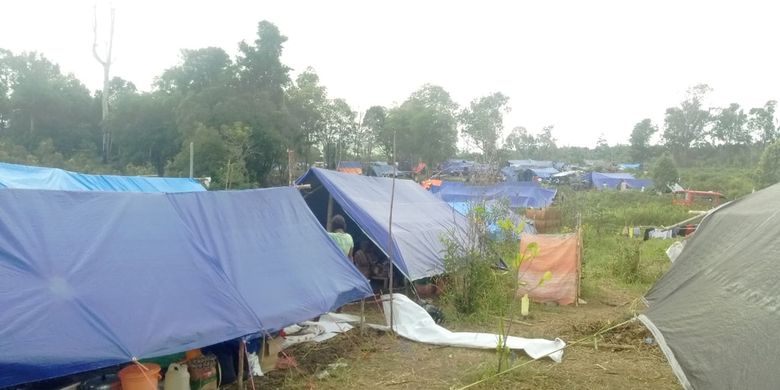 Pengungsi gempa di Desa Waai, Kecamatan Salahutu, Kabuopaten Maluku Tengah masih bertahan di lokasi ketinggian di desa tersebut, Sabtu (5/10/2019)