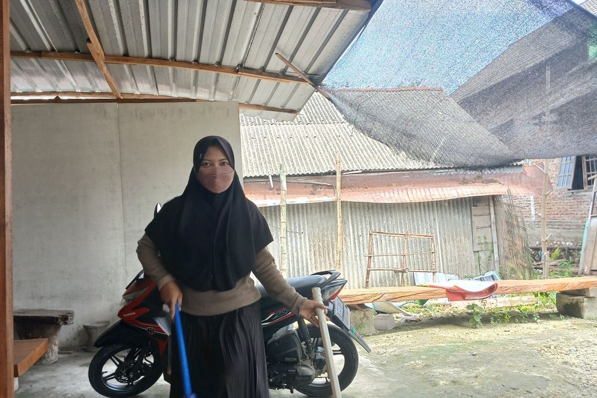 Sejumlah warga Desa Pasinan dan Desa Blongsong, Kecamatan Baureno, Kabupaten Bojonegoro, Jawa Timur, memilih memakai masker untuk melindungi diri agar tidak menghirup bau menyengat limbah pabrik rokok yang menyebar ke pemukiman warga sekitar. Selasa (11/2/2025).