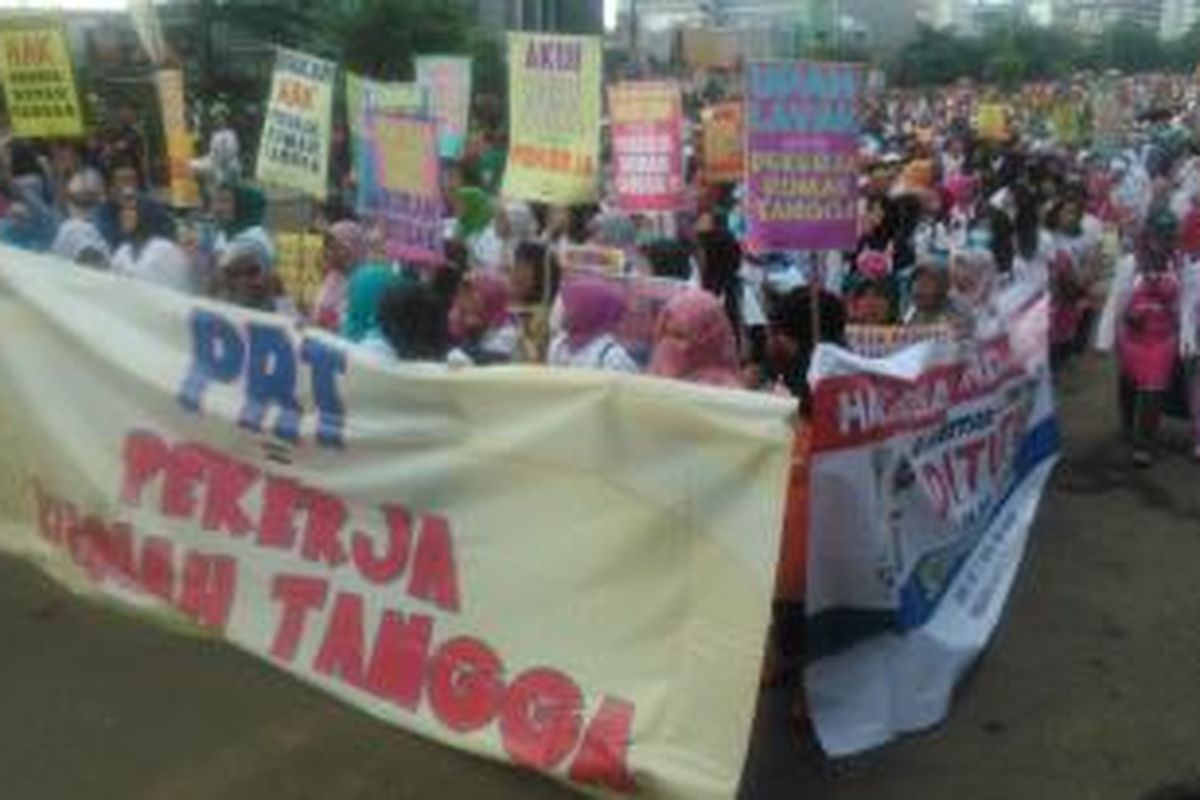 Ratusan perempuan dari koalisi Indonesia Beragam (IB) mengingatkan DPR RI untuk segera mengesahkan Undang-undang (UU) Pekerja Rumah Tangga (PRT). Unjuk rasa itu dilakukan di acara car free day di kawasan Bundara HI, Jakarta Pusat, Minggu (8/3/2015).