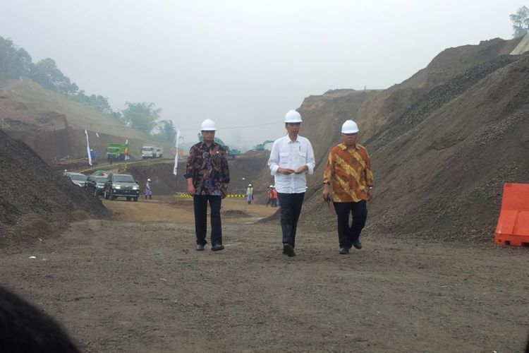 Presiden RI Joko Widodo saat meninjau progres pekerjaan fisik ruas jalan tol Bawen-Salatiga di wilayah Desa Polosiri, Bawen, Kabupaten Semarang, Sabtu (8/4/2017) siang.