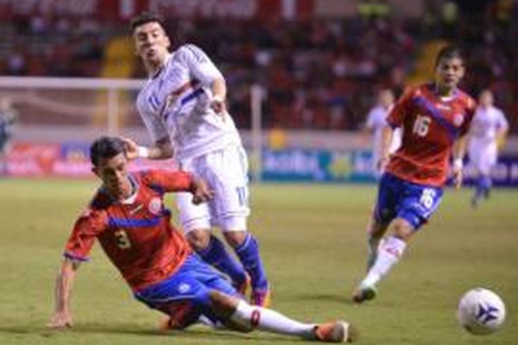 Pemain Kosta Rika Gencarlo Gonzalez (kiri), pemain Paraguay Edagr Benitez (tengah), dan pemain Kosta Rika Christian Gamboa (kanan) saat pertandingan persahabatanpada 5 Maret 2014.