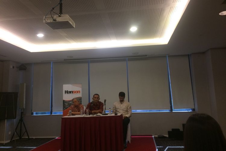 Dirut PT Hanson Internasional, Rony Agung Suseno saat melakukan konferensi pers di Bursa Efek Indonesia, Jumat, (8/11/2019)